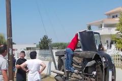 Αμαλιάδα: Αυτοκίνητο κατέληξε σε μάντρα σπιτιού [photo]