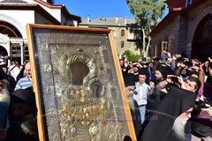 6994 - Χιλιάδες πιστοί συνόδευσαν την Πορταΐτισσα (φωτογραφίες)