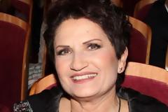 Ούτε με ακριβό διθέσιο ούτε με μία ρόδα: Δείτε με τι έφτασε στο Προεδρικό η Άλκηστις Πρωτοψάλτη