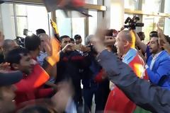 ΜΟΝΟ ΕΣΥ ΠΑΟ ΔΙΝΕΙΣ ΤΕΤΟΙΕΣ... ΧΑΡΕΣ! ΣΤΟ ΑΕΡΟΔΡΟΜΙΟ ΟΠΑΔΟΙ ΤΗΣ ΚΑΜΠΑΛΑ... (PHOTOS)