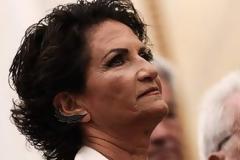 Αλκηστις Πρωτοψάλτη, η έκπληξη της κυβέρνησης - Το σκουλαρίκι στο αυτί, η κομψή εμφάνιση: 