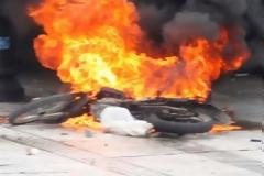 Πάτρα: Φωτιά σε δίκυκλο στην οδό Ναβαρίνου