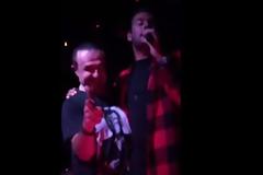 Δείτε τον Μαρτάκη σε τρελά κέφια και τον Κώστα Ευριπιώτη σε ρόλο τραγουδιστή να το 