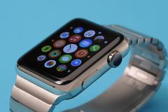 Δημοσιογράφος κατά την επίδειξη του Apple Watch αγοράζει κατά λάθος ένα Xbox  (αστεία)