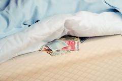 Στο «στόχαστρο» της Εφορίας τα χρηματικά ποσά που βρίσκονται «κάτω από το στρώμα»