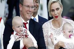 Ο πρίγκιπας Αλβέρτος και η Σαρλέν αγκαλιά με τα μικρά πριγκιπόπουλα [photos]