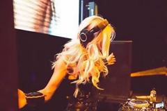 Η ξανθιά DJ που βάζει φωτιά στα πάρτι και τρελαίνει τον αντρικό πληθυσμό [photos]