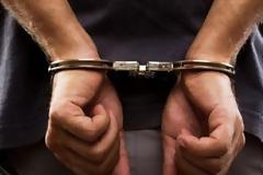 Χειροπέδες σε 25χρονο για ληστεία τουριστριών