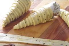 Τυλίγει ζυμάρι γύρω από το αλουμινόχαρτο, σε σχήμα κώνου - Oταν όμως τελείωσε... Σίγουρα θα το δοκιμάσουμε [video]