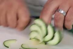 6 κόλπα με μαχαίρι που θα διευκολύνουν την ζωή σας στην κουζίνα... [video]