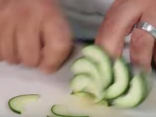 Φωτογραφία για 6 κόλπα με μαχαίρι που θα διευκολύνουν την ζωή σας στην κουζίνα... [video]