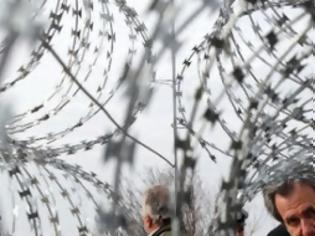 Φωτογραφία για Έφτιαξαν φράχτη για τους μετανάστες στα σύνορα Ουγγαρίας - Σερβίας