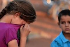 ΣΥΓΚΛΟΝΙΣΤΙΚΗ ΕΙΚΟΝΑ: Αστυνομικός ξεδιψά παιδάκι στα σύνορα Ελλάδας - Σκοπίων