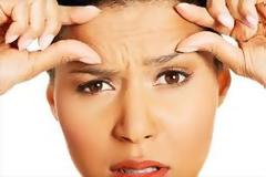 Αυτές οι καθημερινές συνήθειες προκαλούν ρυτίδες στα μάτια