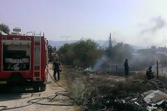 Φωτιά σε οικόπεδο με λάστιχα στην Ξάνθη - Πυκνοί μαύροι καπνοί σκέπασαν την περιοχή [photo+video]