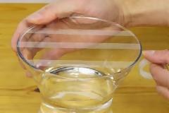 Έβαλε ταινία πάνω σε ένα βάζο -  Μόλις δείτε τον λόγο θα το δοκιμάσετε... [video]