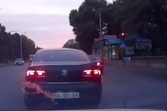 Παγκόσμια πατέντα: Αυτοκίνητο αλλάζει πινακίδες κυκλοφορίας καθ οδόν... [video]