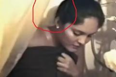 ΠΑΓΩΣΕ με αυτό που είδε:  Κατέγραφε τη γυναίκα του στο μπάνιο και ξαφνικά… [video]