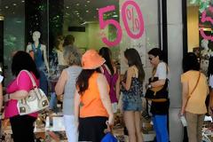 ΕΣΕΕ: Κατάρρευση του τζίρου κατά 30% στις θερινές εκπτώσεις