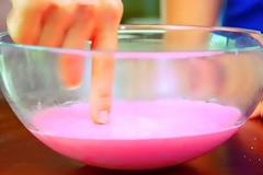 Ανακατεύει καλαμποκάλευρο με χρωστική για φαγητά - Μόλις το αγγίζει όμως… Μαγικό [video]