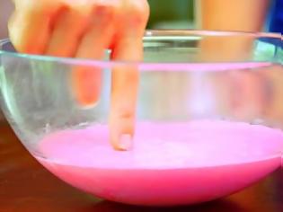 Φωτογραφία για Ανακατεύει καλαμποκάλευρο με χρωστική για φαγητά - Μόλις το αγγίζει όμως… Μαγικό [video]