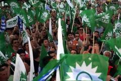 Ο οπαδός του ΠΑΣΟΚ που θύμισε άλλες εποχές: Δε φαντάζεστε πως κυκλοφορεί - Απολαύστε τον...