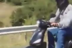 ΤΡΕΛΑΜΕΝΟΣ! Ο απίστευτος ΠΑΟΚ-τζης οδηγός της εθνικής οδού – Δείτε τι έκανε... [video]