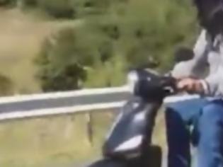 Φωτογραφία για ΤΡΕΛΑΜΕΝΟΣ! Ο απίστευτος ΠΑΟΚ-τζης οδηγός της εθνικής οδού – Δείτε τι έκανε... [video]