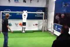 Ποιος μπορεί να βάλει γκολ σε αυτόν τον τερματοφύλακα; [video]