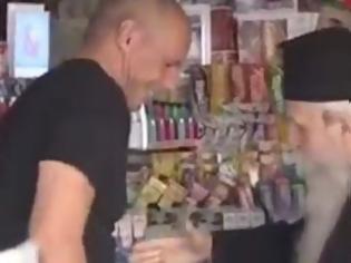 Φωτογραφία για Ο Βαρουφάκης πάει περίπτερο: Αγοράζει γάλα και τον χαιρετά μόνο ένας... παπάς [video]