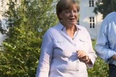 Η Μέρκελ, το κοντό παντελόνι και η άσπρη... κάλτσα [photos]