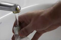 Τοποθετεί μια λάμπα κάτω από τη βρύση. Μόλις δείτε θα κάνετε το ίδιο... [video]