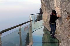 Βρίσκεται στα 5.000 πόδια στο γκρεμό, σε γυάλινη γέφυρα - Δείτε την κρίση πανικού που παθαίνει [photos+video]