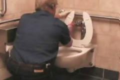 Σε αυτό το σχολείο είχαν ένα πρόβλημα με τις τουαλέτες - Η λύση που βρήκε ο επιστάτης, θα σας αηδιάσει…