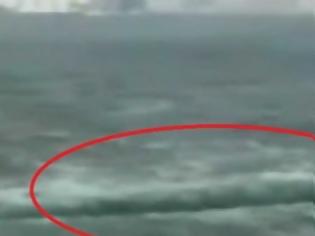 Φωτογραφία για Η θάλασσα άνοιξε στα δυο  περιμένοντας τον… Μωυσή [video]