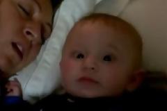 Aυτό το μωρό φοβάται τη μαμά του - O λόγος θα σας κάνει να ξεκαρδιστειτε... [video]