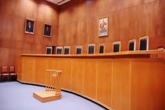 ΧΑΜΟΣ: Πατέρας μπούκαρε μέσα στο δικαστήριο και πλάκωσε τον δολοφόνο της 3χρονης κόρης του [photos]