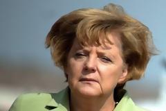 Το... σανδάλι έλειπε μόνο: Η ΤΡΑ- ΓΙ- ΚΗ εμφάνιση της Μέρκελ [photos]