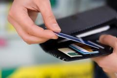 Οικιακή βοηθός έκλεβε από τη visa της εργοδότριας της