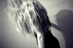 Ξύλο και συνεχείς συνευρέσεις για την παρουσιάστρια - Όλο το ροζ παρασκήνιο...