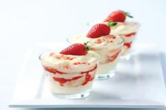 Η συνταγή της ημέρας: Στρατσιατέλα με γαρνιτούρα φράουλας