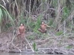 Φωτογραφία για Δείτε αυτή την Φυλή από τον Αμαζόνιο ναβγαίνει για πρώτη φορά από τη ζούγκλα... [video]