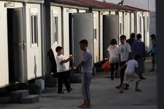 Εκατοντάδες πρόσφυγες στην πλατεία Βικτωρίας λόγω υπερπληρότητας στον Ελαιώνα