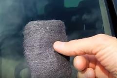 Παίρνει ένα συρμάτινο σφουγγάρι και τρίβει το παρμπρίζ του αυτοκινήτου του - Το αποτέλεσμα; Καταπληκτικό... [video]