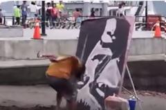 Κανείς δεν κατάλαβε τι ζωγραφίζει αυτός ο καλλιτέχνης, μέχρι που γύρισε τον πίνακα ανάποδα… [video]