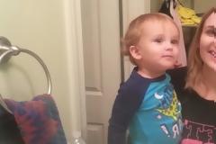 Απίστευτος πιτσιρικάς παίζει με τα φρύδια του στον καθρέφτη... [video]