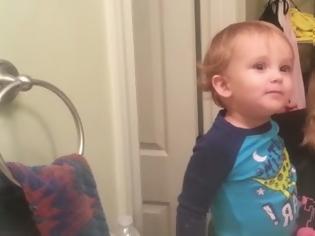 Φωτογραφία για Απίστευτος πιτσιρικάς παίζει με τα φρύδια του στον καθρέφτη... [video]