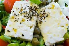 Εν μέσω κρίσης η ελληνική φέτα κάνει θραύση στην Αγγλία - Τα προβλήματα των προμηθευτών