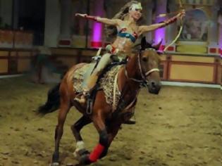 Φωτογραφία για Άλογο ποδοπατά και σκοτώνει σε επίδειξη 24χρονη κοπέλα - Βίντεο που κόβει την ανάσα