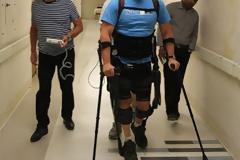 Παράλυτος άνδρας μπόρεσε να περπατήσει με ρομποτικό εξωσκελετό [photos]